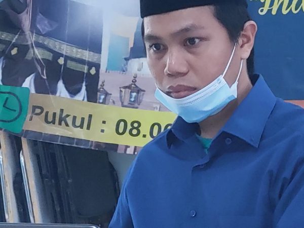 Ustadz Ahmad Fitrah (Kepala Sekolah)