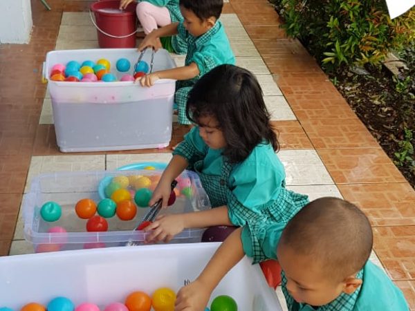 Kegiatan Bermain Air RA Emirattes Al-Mushonnif Kegiatan Bermain Air RA Emirattes Al-Mushonnif