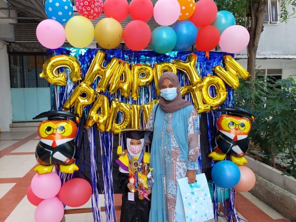 Wisuda drive thru 2020-2021 - RA Emirattes Al-Mushonnif Wisuda drive thru 2020-2021 - RA Emirattes Al-Mushonnif