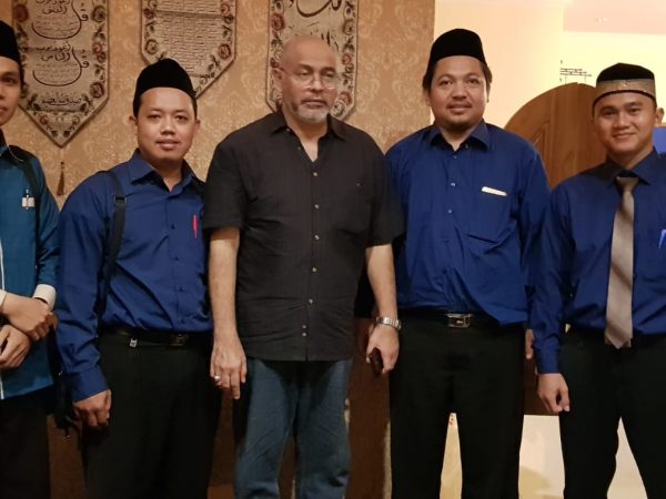 Kunjungan Para Guru ke Pakar Pendidikan BP. Munif Chatib Kunjungan Para Guru ke Pakar Pendidikan BP. Munif Chatib