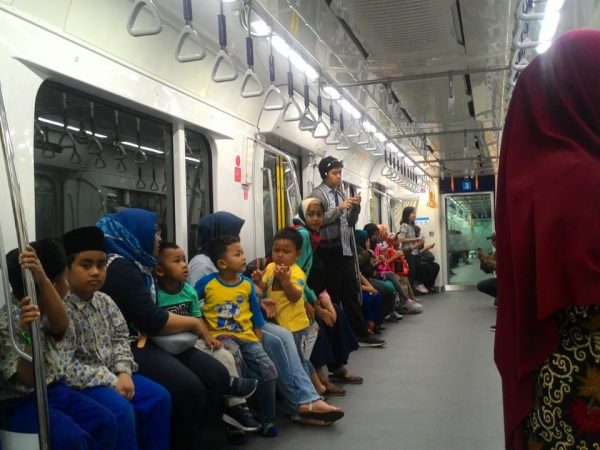 Naik Transjakarta Naik Transjakarta